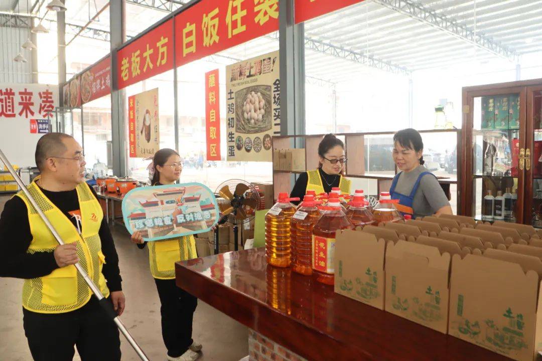 万江“企业员工文明共享计划”：温暖环卫工人，推动城市文明 万江多措并举，以文明实践行动点亮城市之光