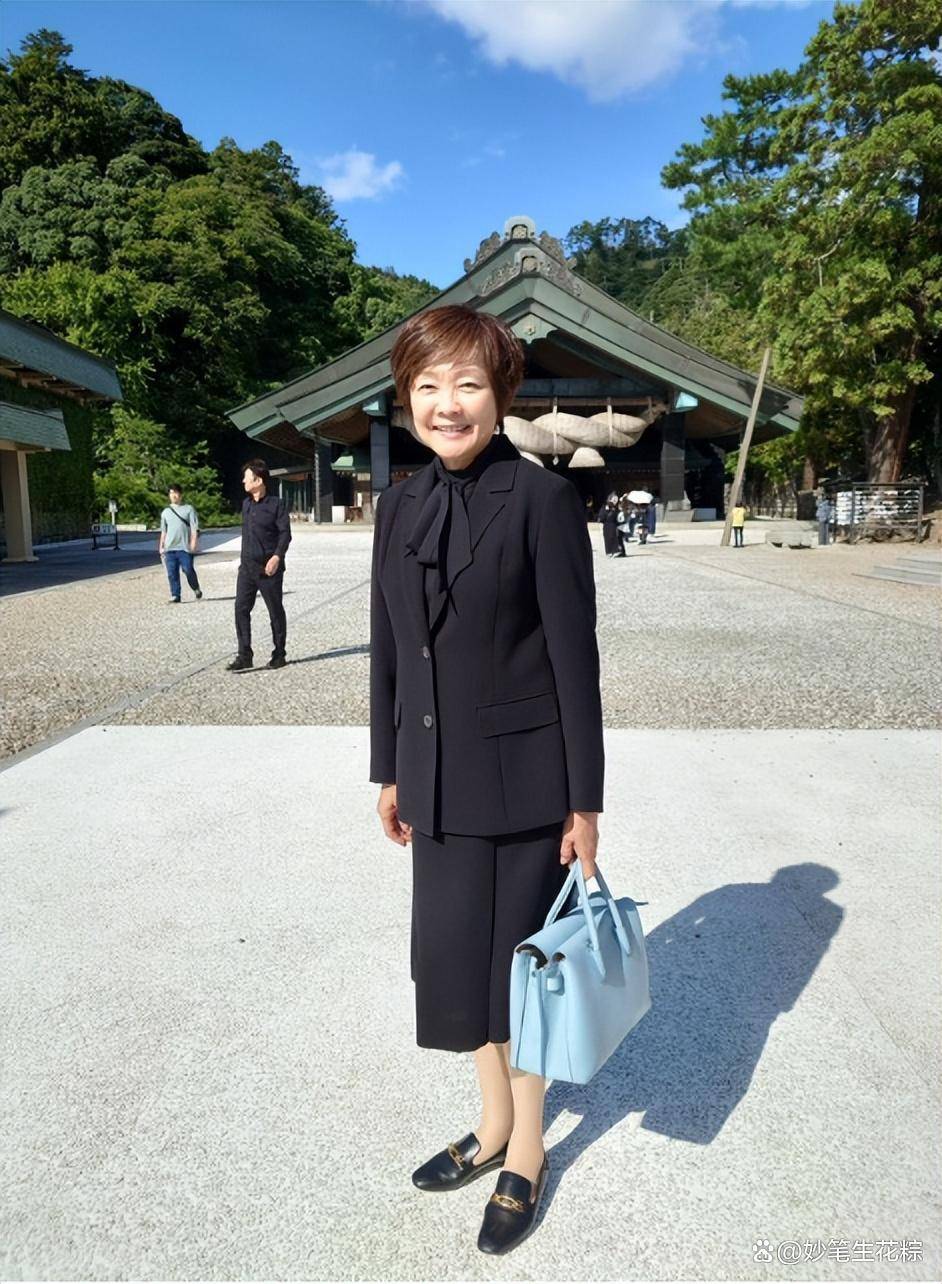 安倍晋三去世2年后,遗孀安倍昭惠登泰山祈福,素面朝天笑得开心