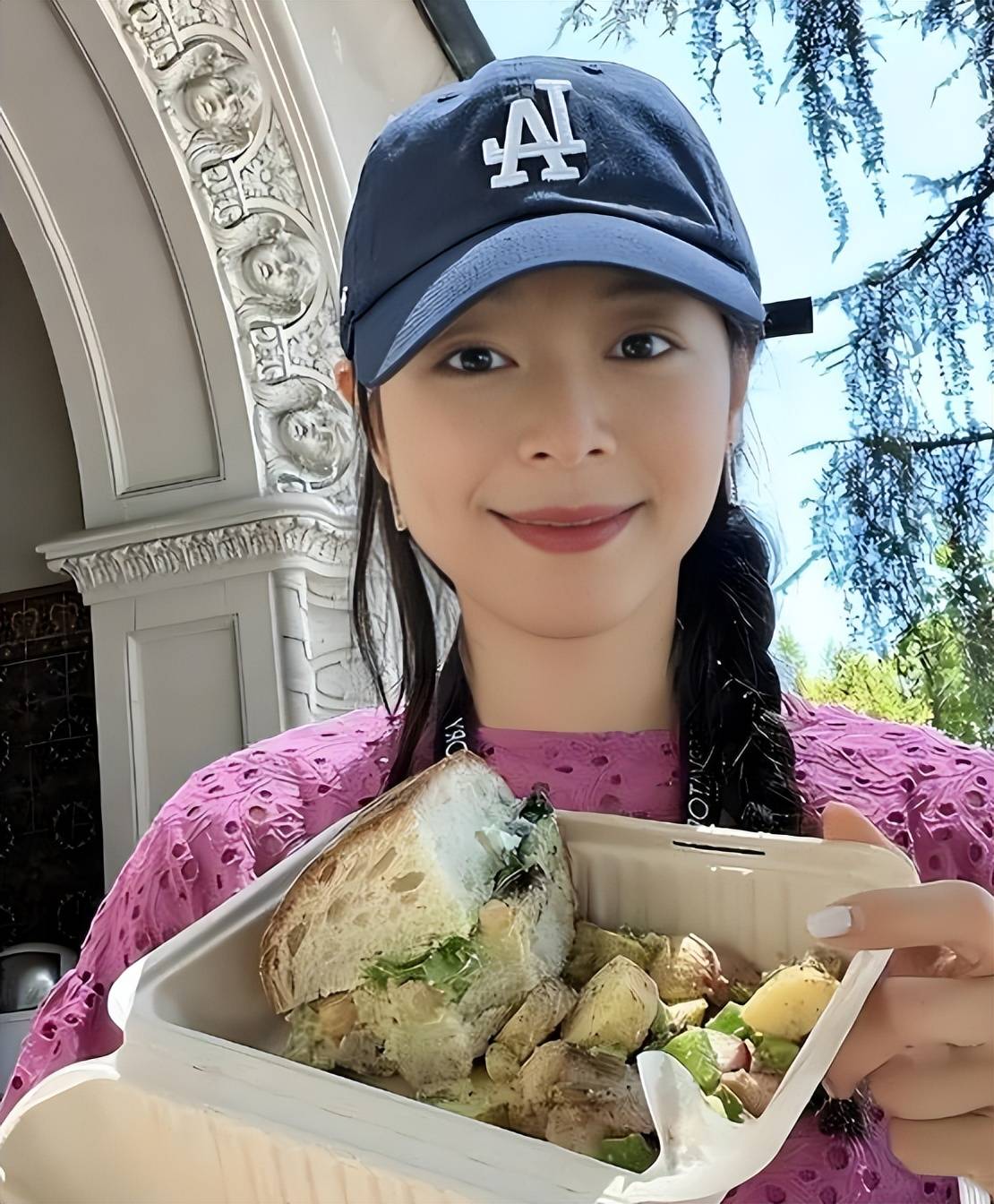然而就在这样的背景下女星张静初依然大张旗鼓地宣传吃素甚至因此