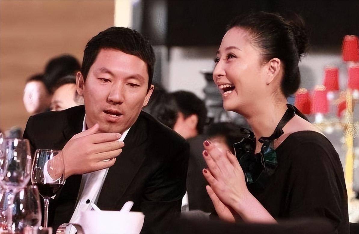 45岁殷桃和男友饭馆吃饭,穿小吊带坐姿豪放 不愧是"人间水蜜桃"
