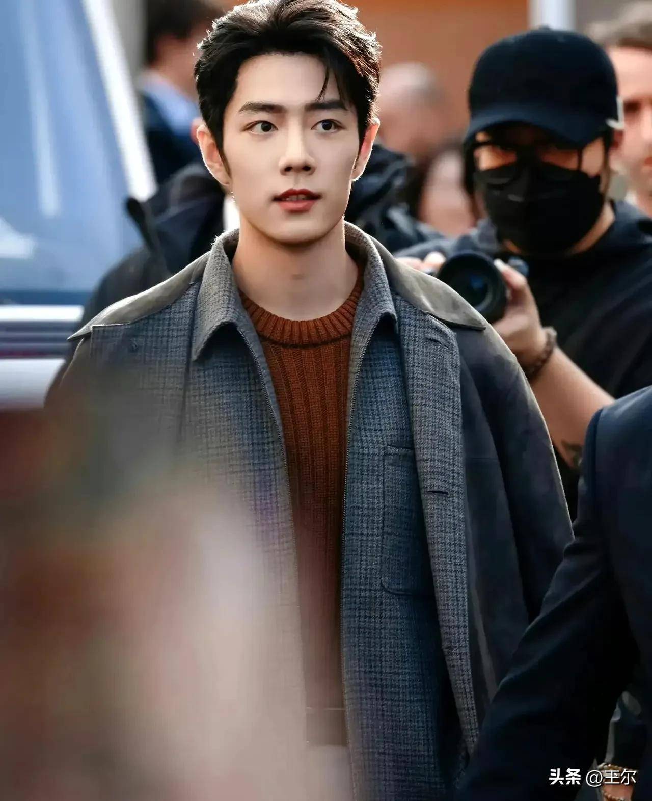 一个被迫走安保通道;一个总裁出门迎_王一博_肖战_差距