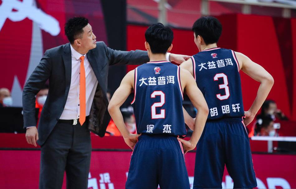 3月18日晚CBA激战，广东、新疆各迎劲敌！，今晚CBA战火重燃，广东与新疆谁能拔得头筹？