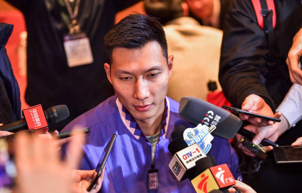 时隔近半年,易建联现身官方活动!整个人消瘦不少