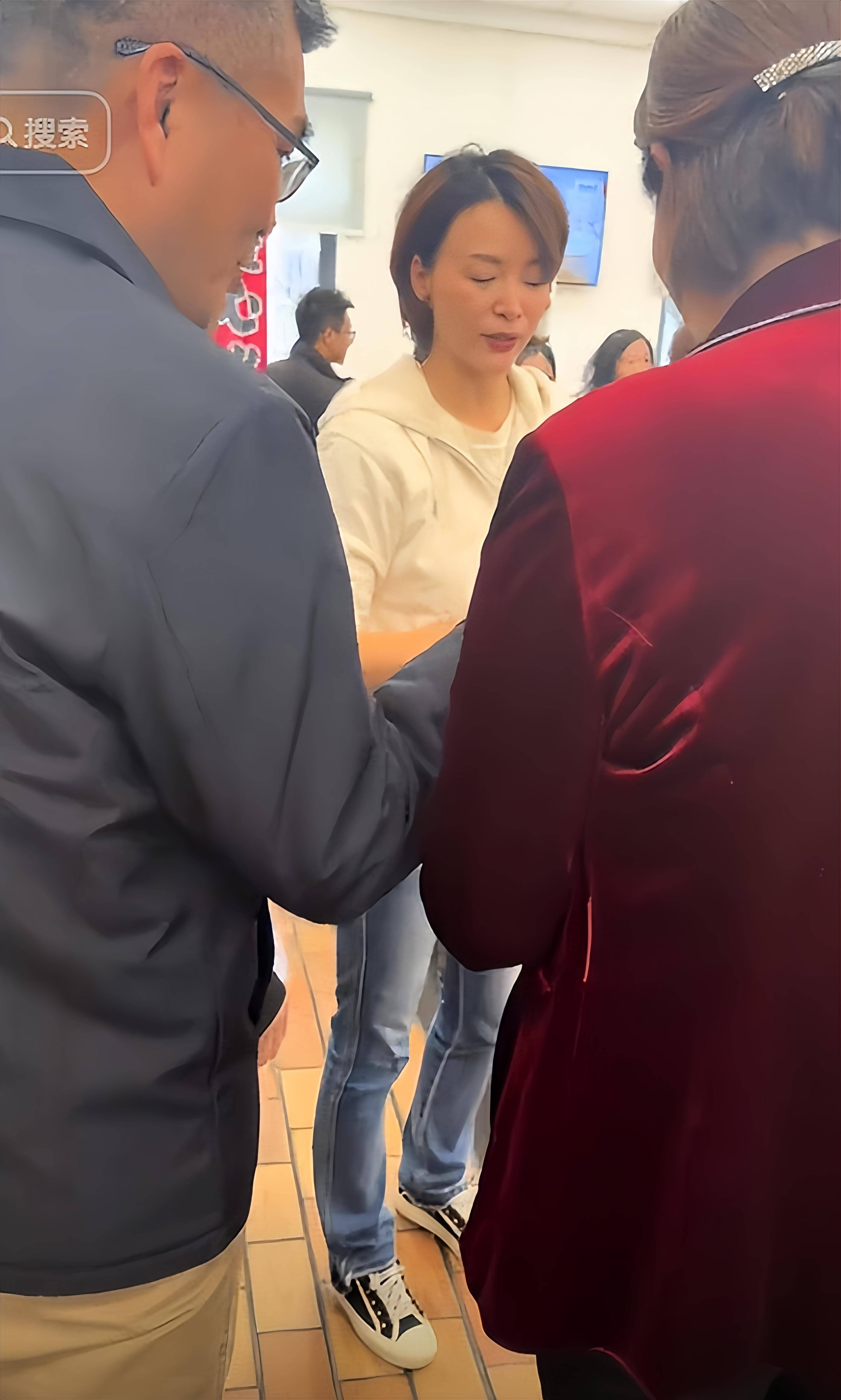 52岁董卿罕见露面,参加儿子学校义卖会卖书,下巴又尖又歪引热议