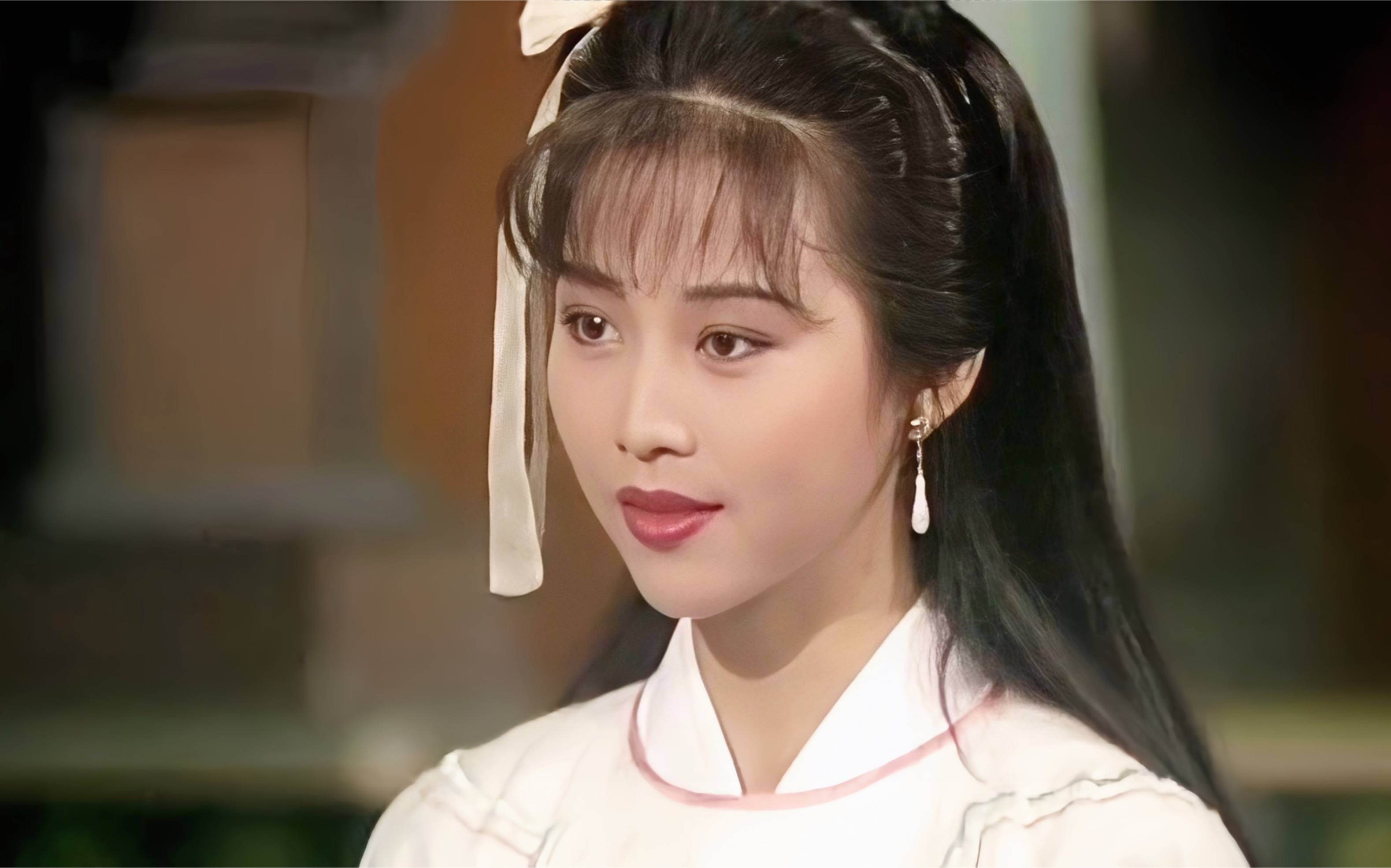 蔡少芬现身珠海,顶着烈日逛街,排队买鸡蛋仔,被老板大赞性格好