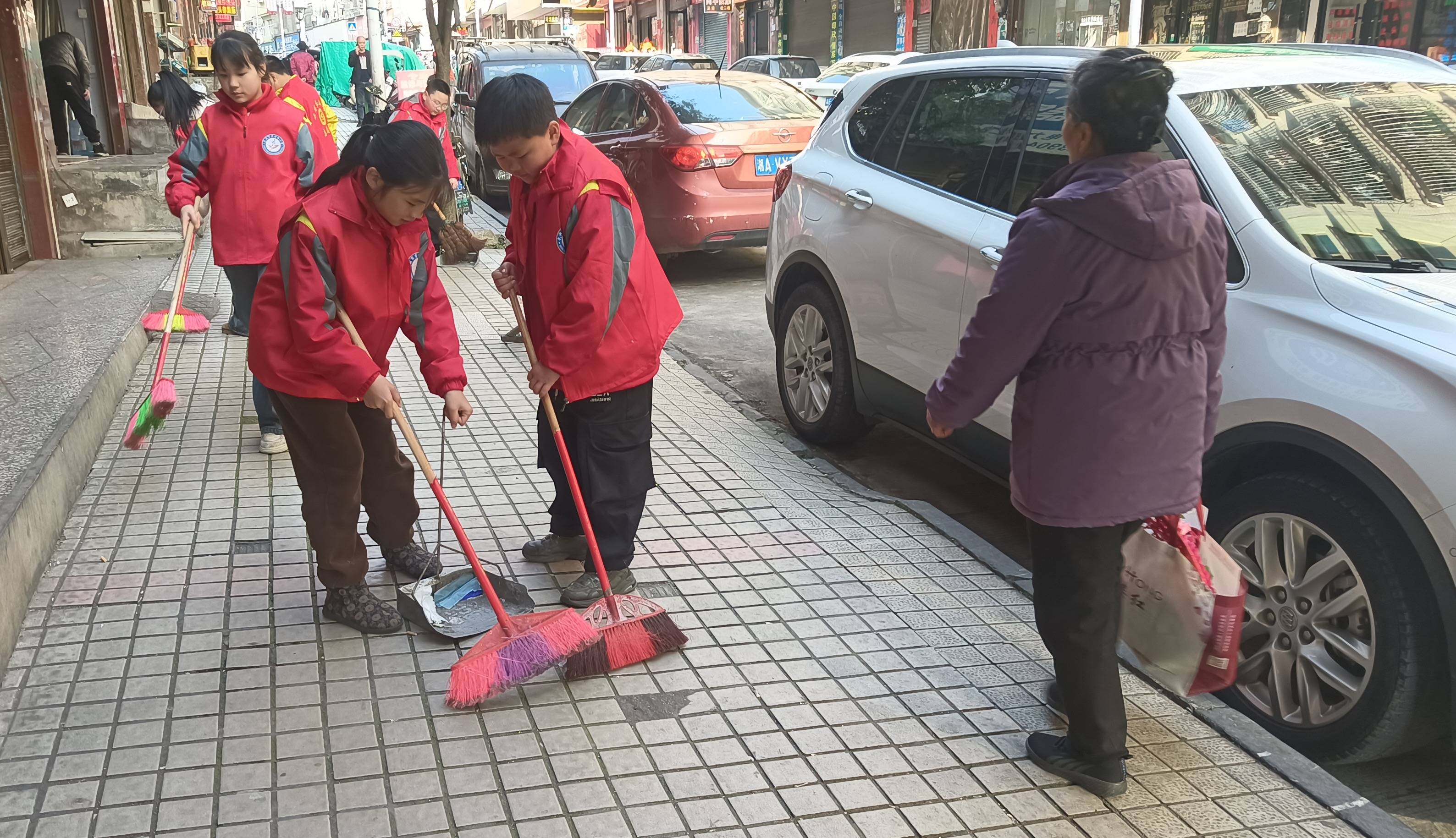 武冈市迎春亭东方红小学少先队志愿者开展"清洁城市,从我做起"扫大街