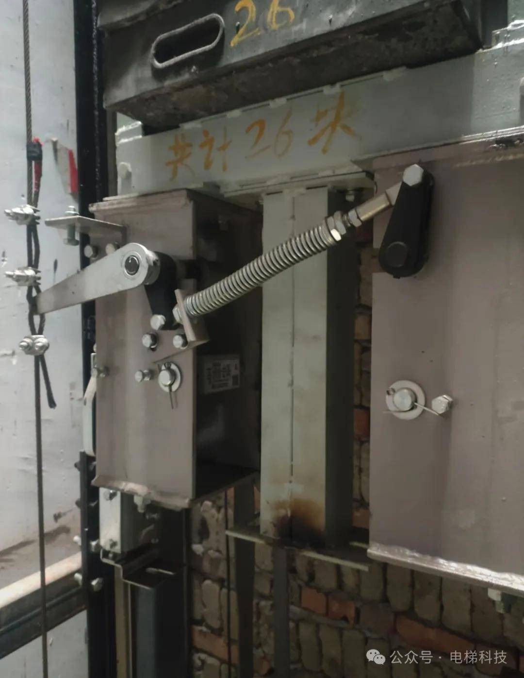 实拍:电梯对重安全钳