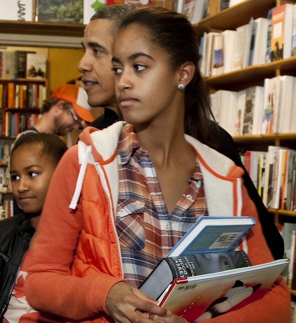 奥巴马俩女儿：26岁大女儿身高185当导演，小女儿毕业两年没工作_搜狐网