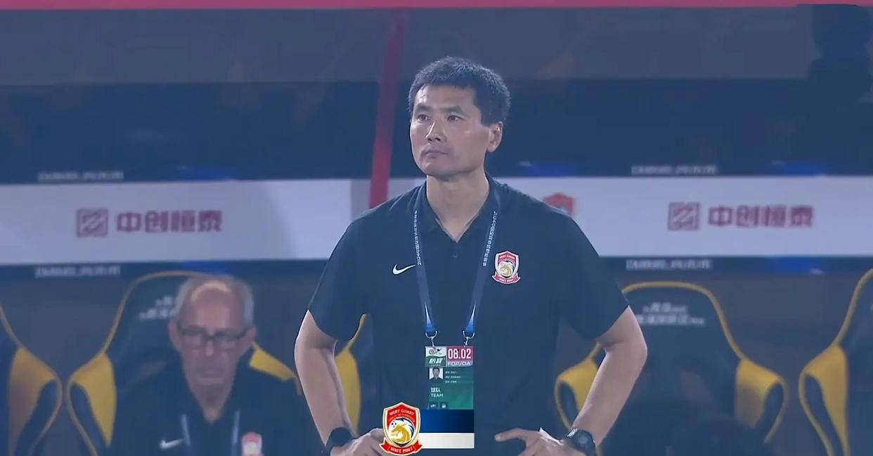 青岛西海岸与上海海港中超对决，悬念迭起