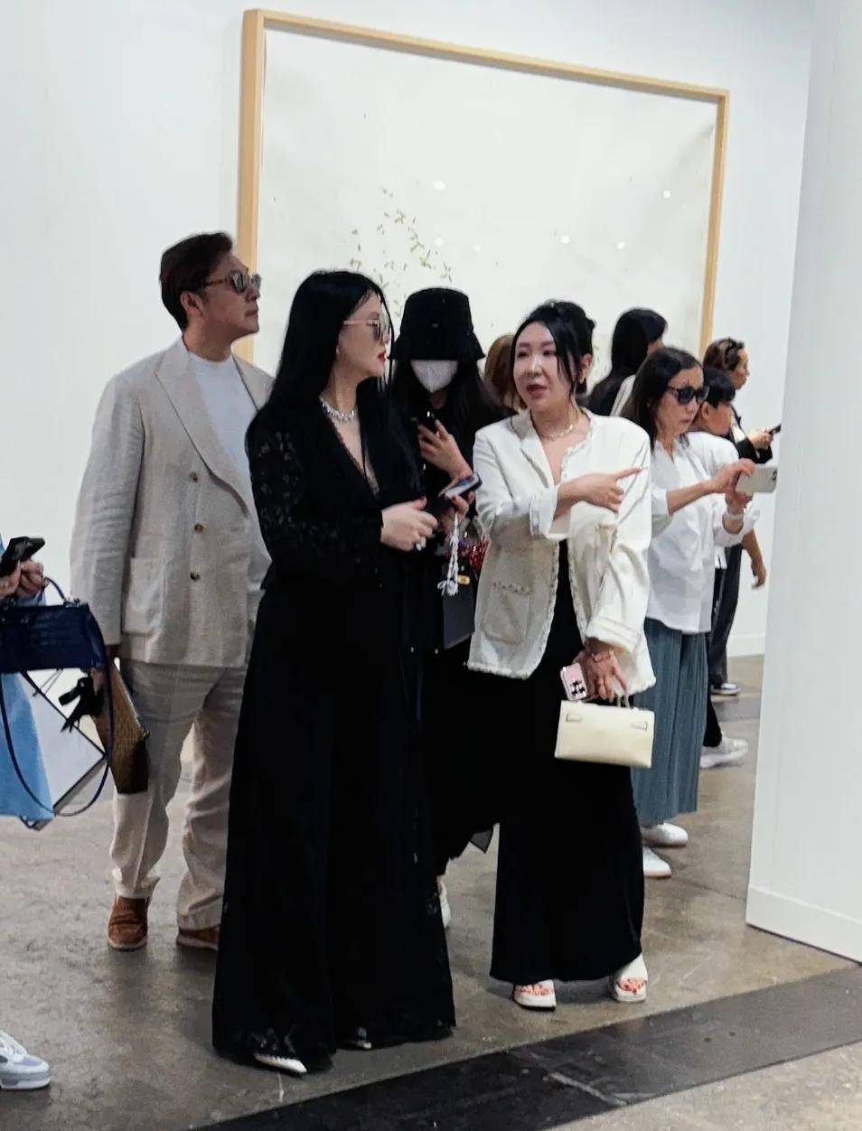 艺术展上李湘一家：离婚后育儿智慧的别样展现 从萌娃到名媛，王诗龄在艺术展完成华丽转身