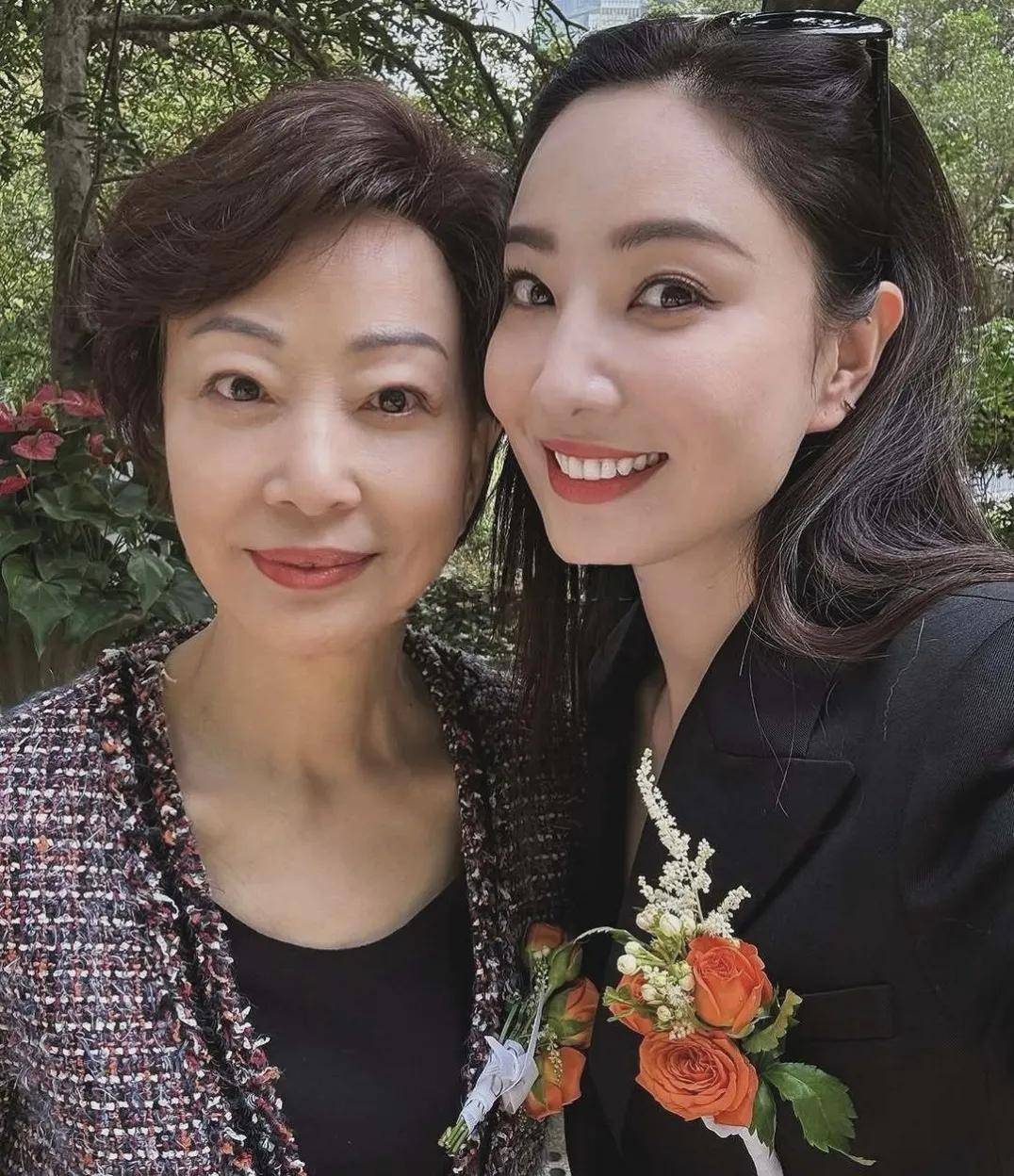 据悉,郑希怡父母都是上海人,她也是在上海出生,但她10岁的时候就到