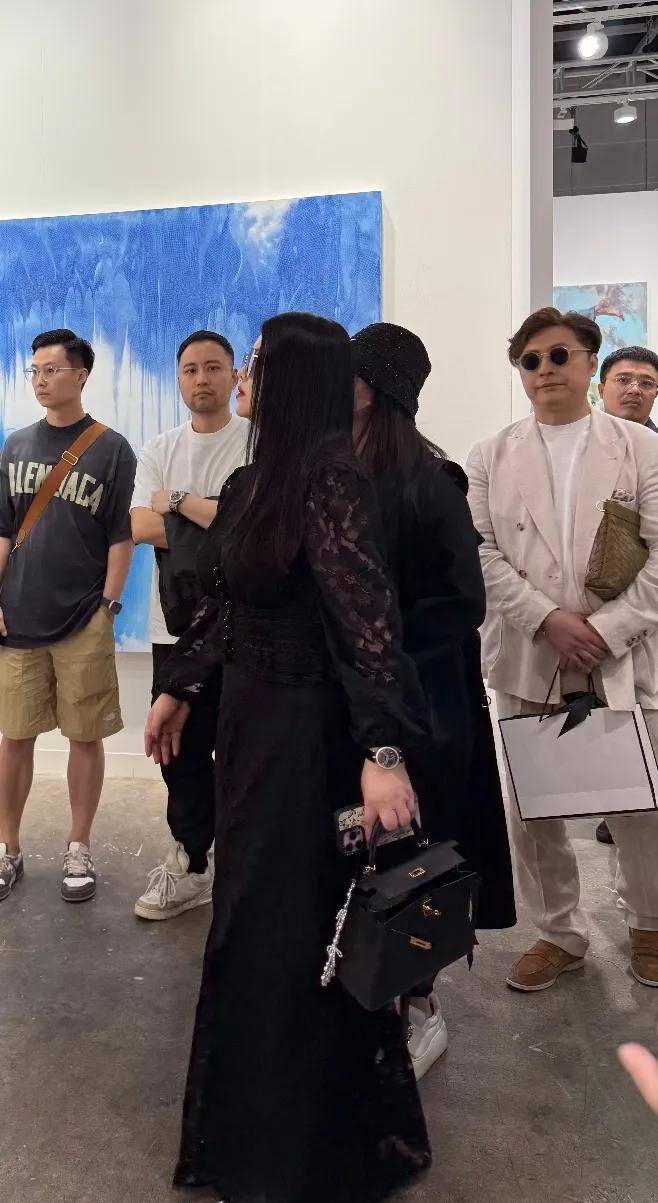 艺术展上李湘一家：离婚后育儿智慧的别样展现 从萌娃到名媛，王诗龄在艺术展完成华丽转身