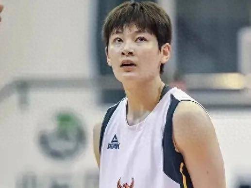 女篮半决赛得分榜：杨力维领跑，李梦表现如何？