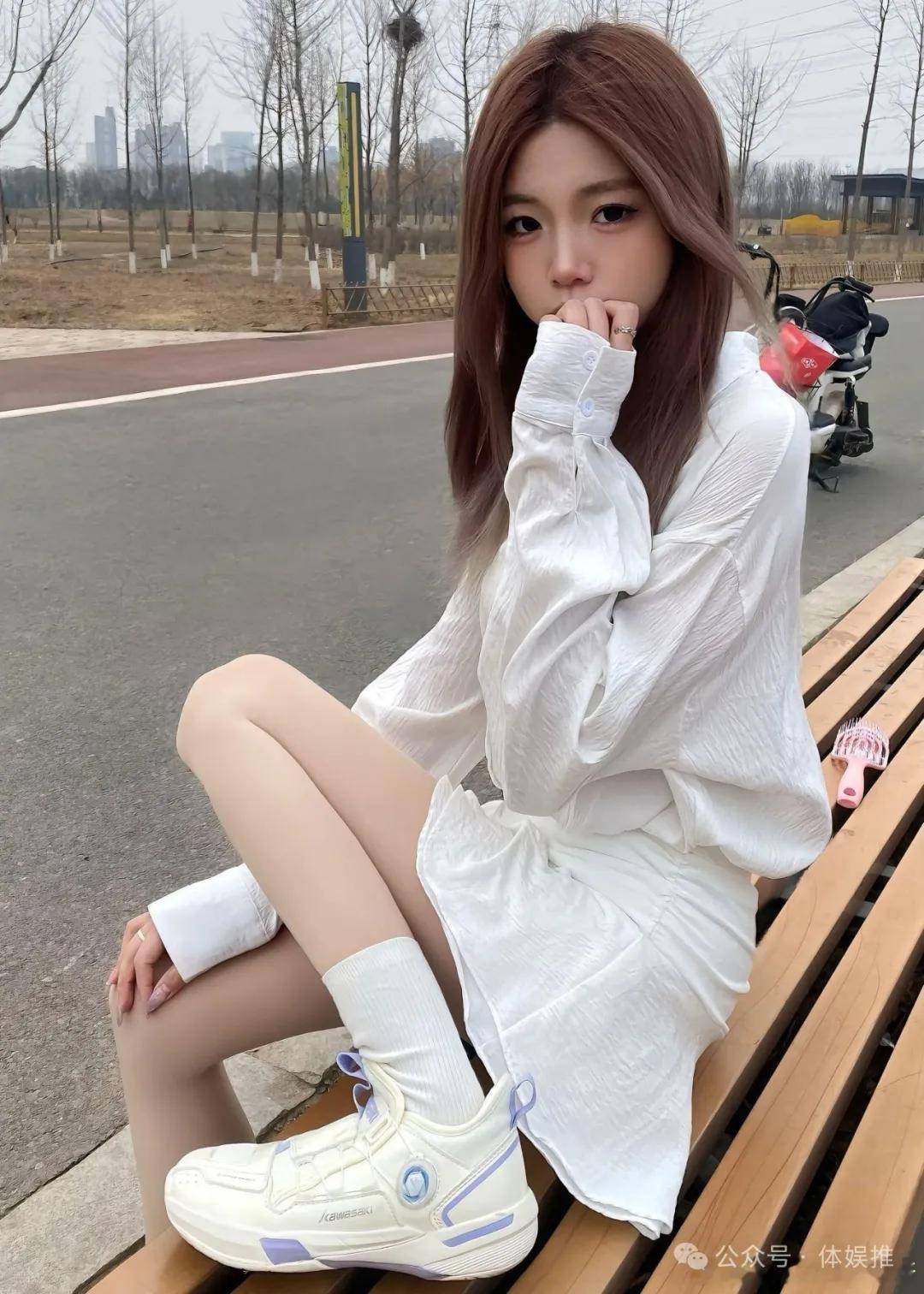 肉色丝袜 运动鞋,这样穿秒变大长腿性感女神