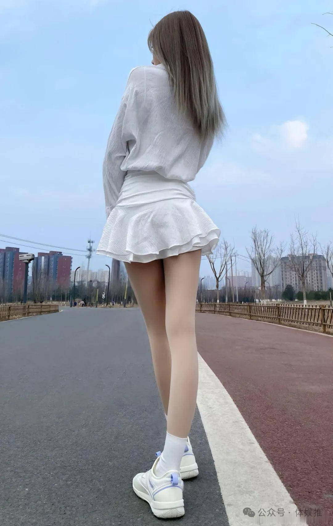 肉色丝袜 运动鞋,这样穿秒变大长腿性感女神