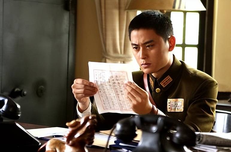 前作中的反派何昆(王鹏凯饰)已然成为上海特务机关的首领,他察觉到了