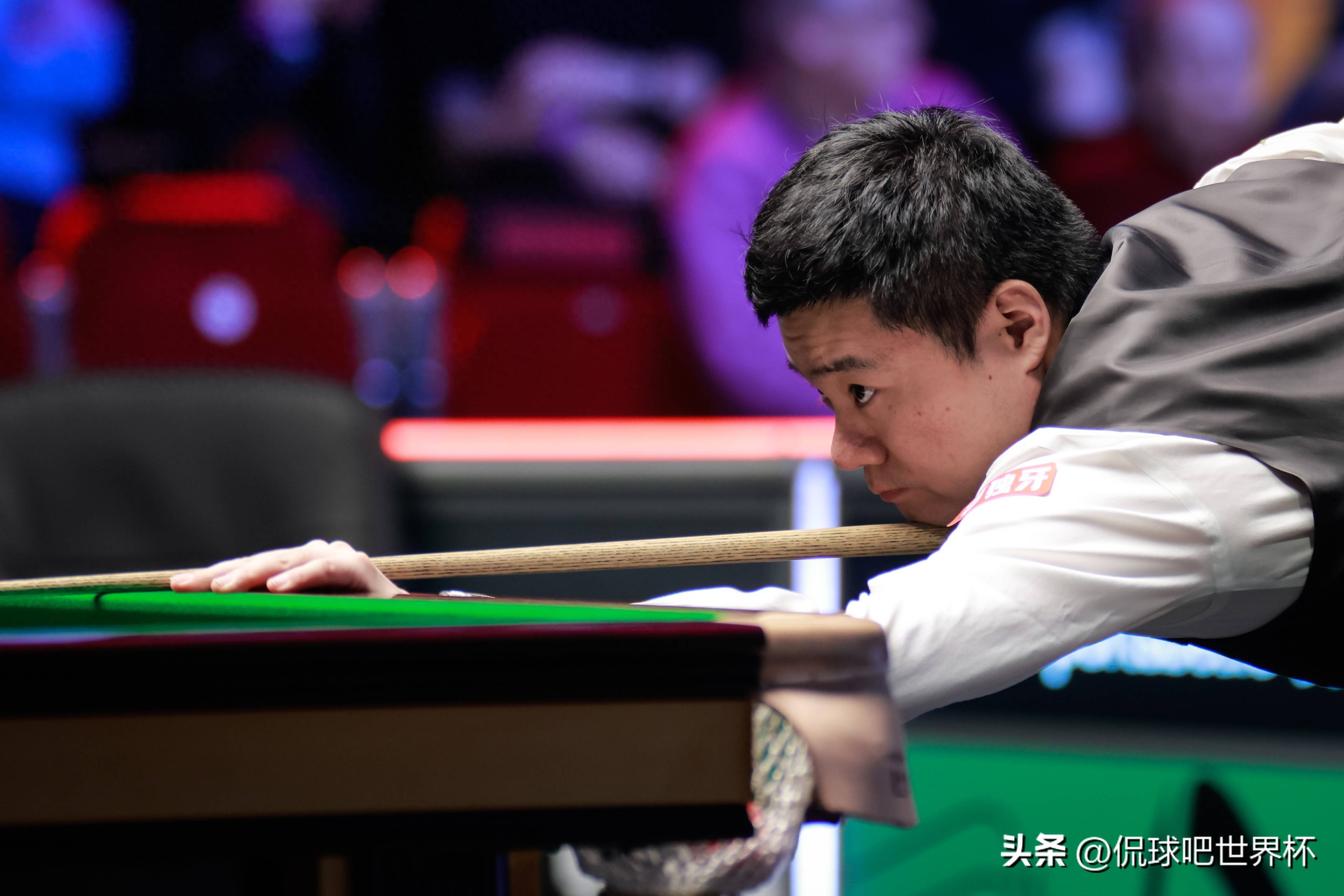 丁俊晖生日夜连续单杆制胜，斯诺克巡回锦标赛首阶段5比3领先马克·威廉姆斯