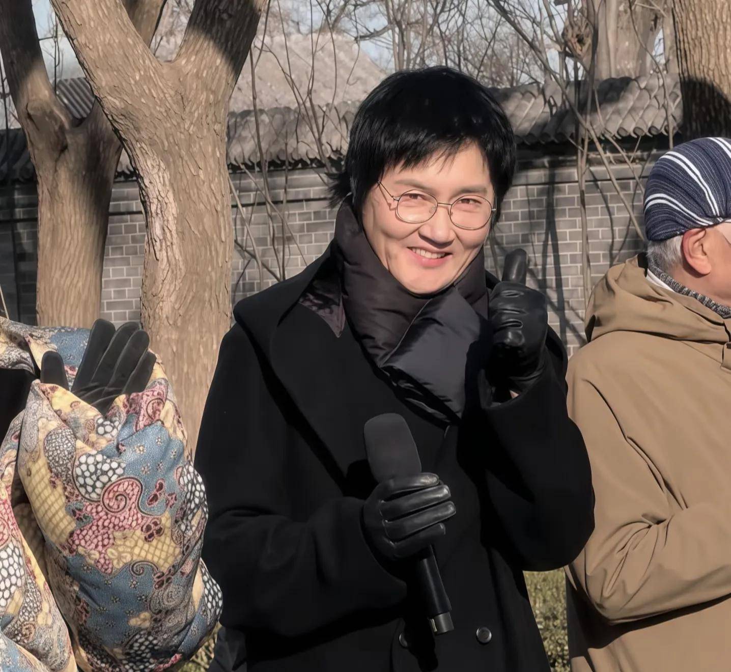 56岁孙楠现身邳州,和酒店员工合照,打扮非常奇怪,瘦成了瓜子脸