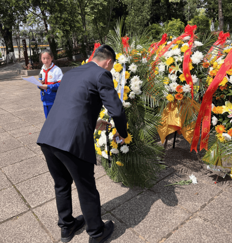 红色基因——寻乌县三二五小学开展清明祭扫活动
