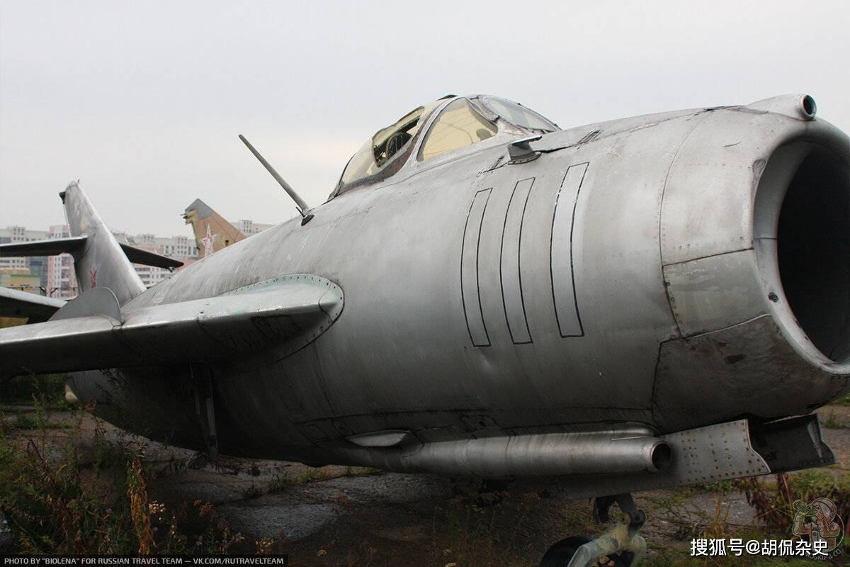 废弃的军用飞机被遗弃在高楼林立的空地上?