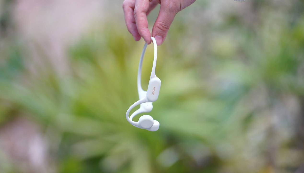 游泳耳机入耳式好,还是骨传导好?最好的游泳耳机推荐品牌全解析