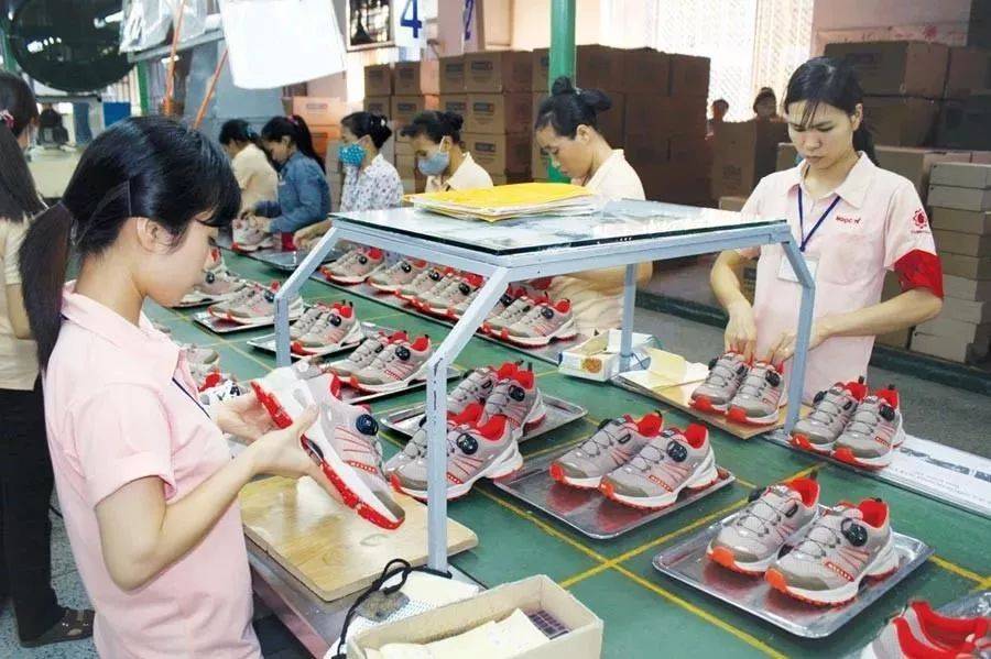 越南某韩资鞋厂老板拖欠工人半年工资后,连夜雇卡车将设备运往柬埔寨