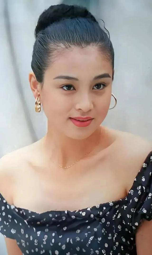 演员赵明明:刚出产房被离婚,独自抚养女儿23年,风光背后有泪水