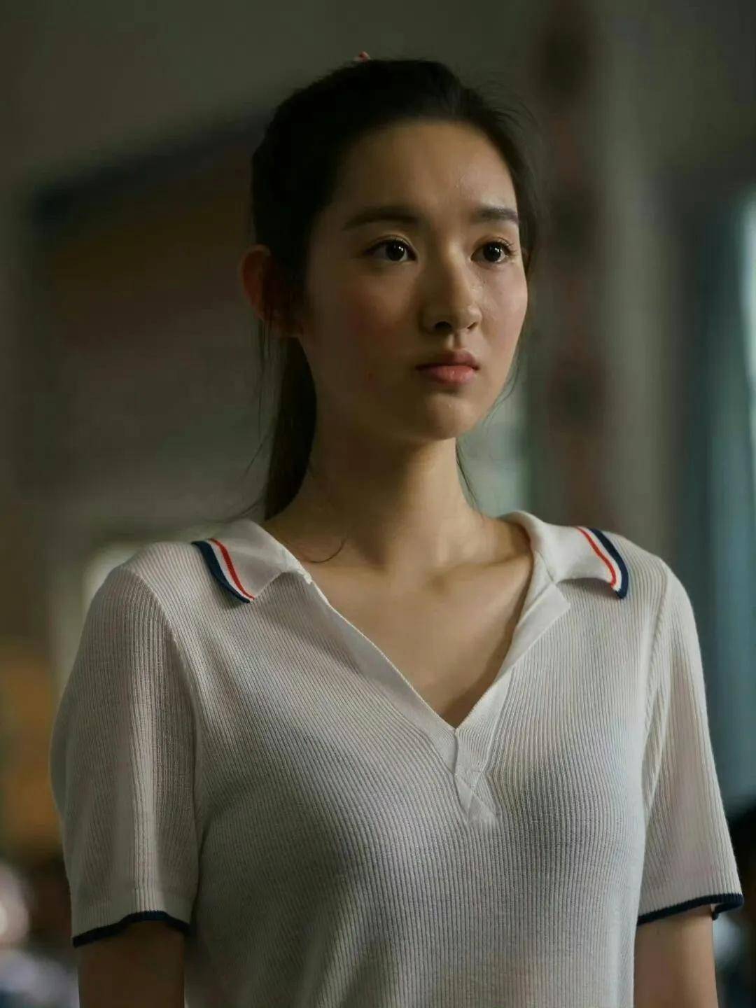 王玉雯金色礼服亮相秀腰臀比 25岁被誉豪门脸新晋女神