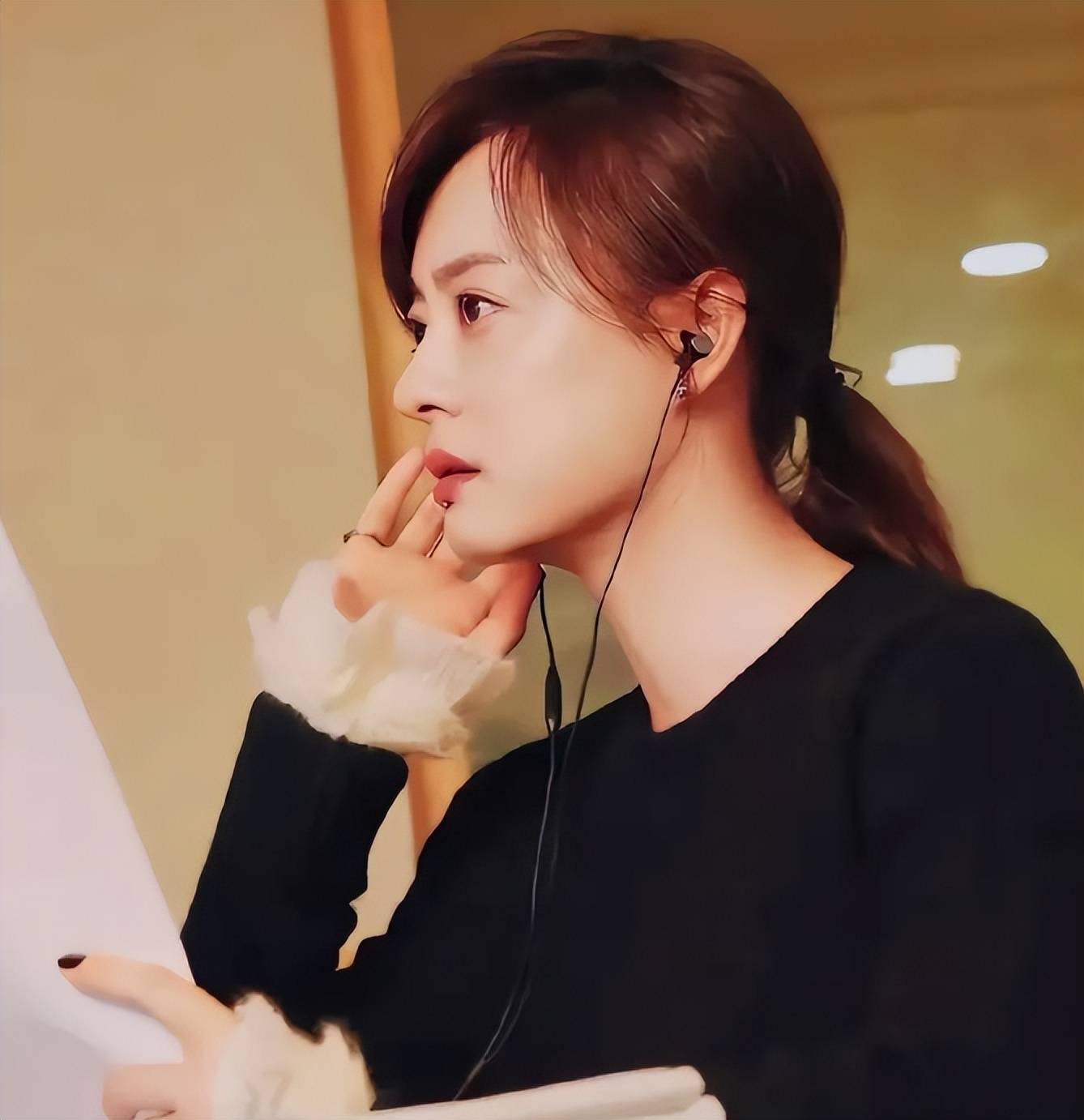 2025年3月路透照中她穿宝蓝色卫衣配同款发型被误认为大学生与15年