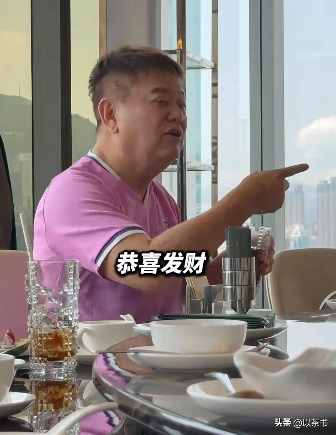 75岁陈百祥现状穿足球队服为老婆庆生染了黄毛夫妻好恩爱