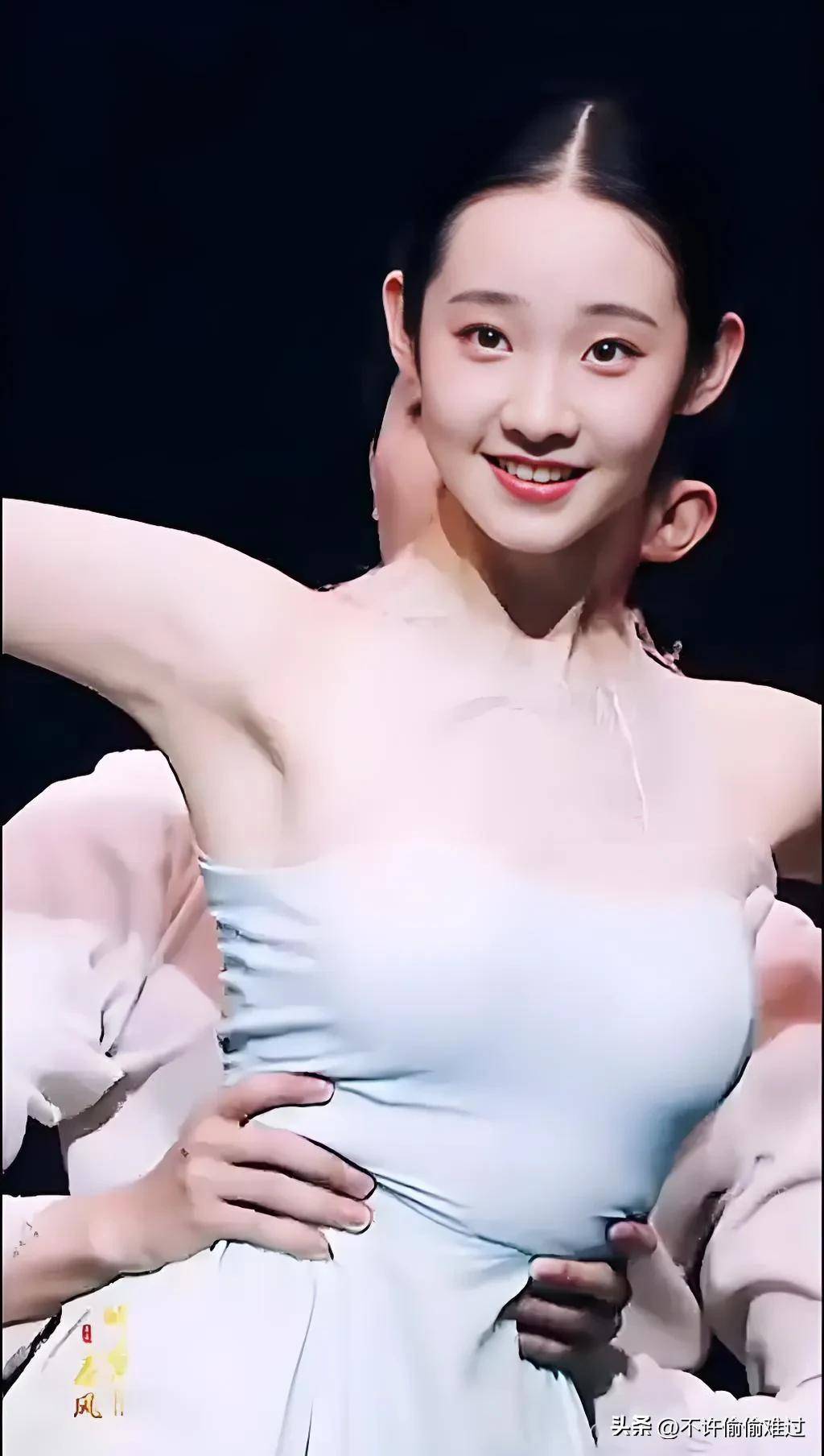 张艺凡 舞台上含着泪跳舞的芭蕾女孩