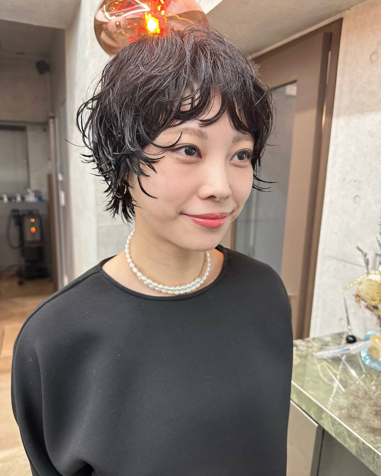 纹理烫短发的独特质感纹理烫短发是通过特定烫发工艺在头发上打造出