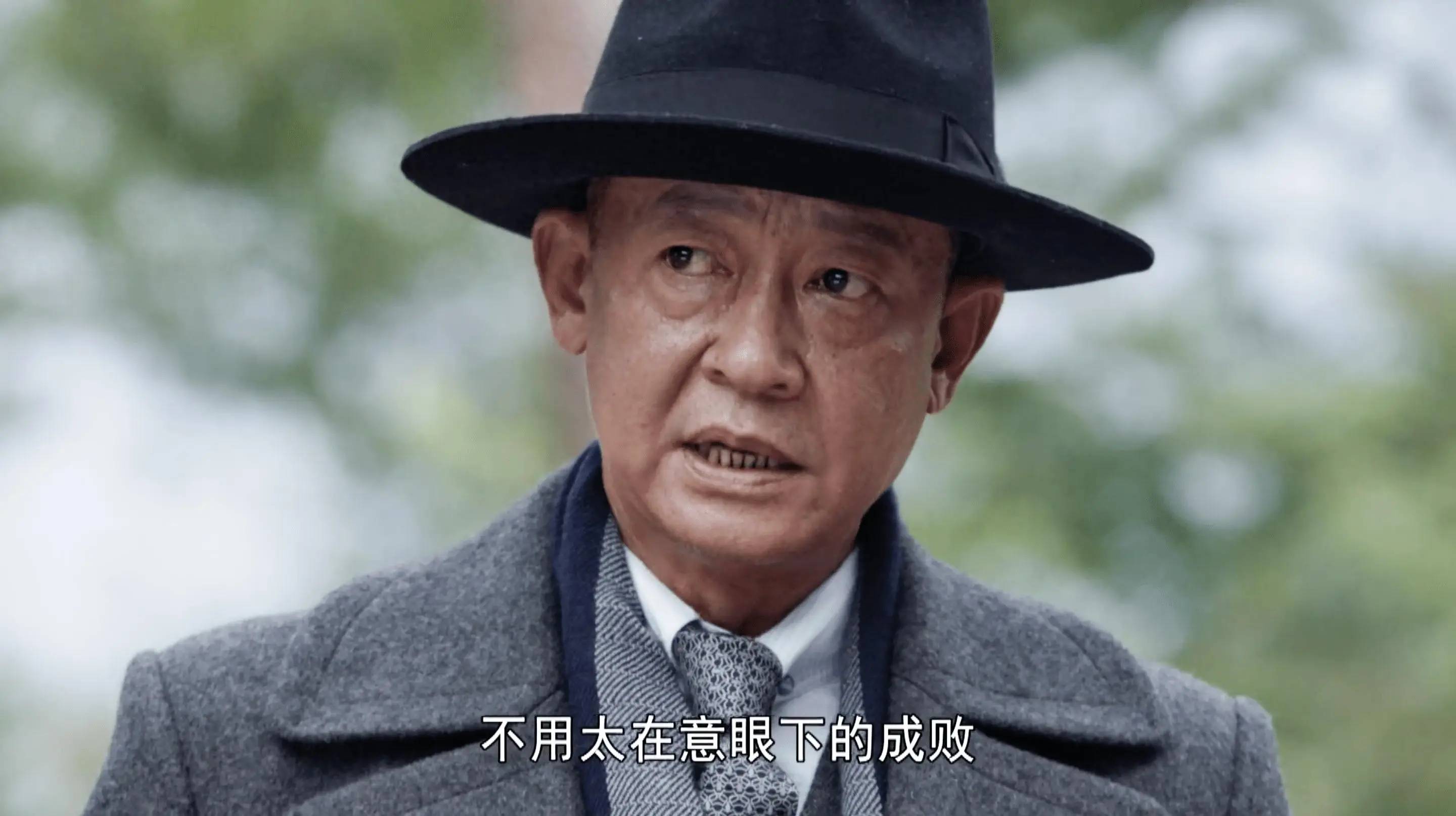 59岁王志文近照曝光!高尔夫球场被偶遇,与美女合影,身材保持得太好了!