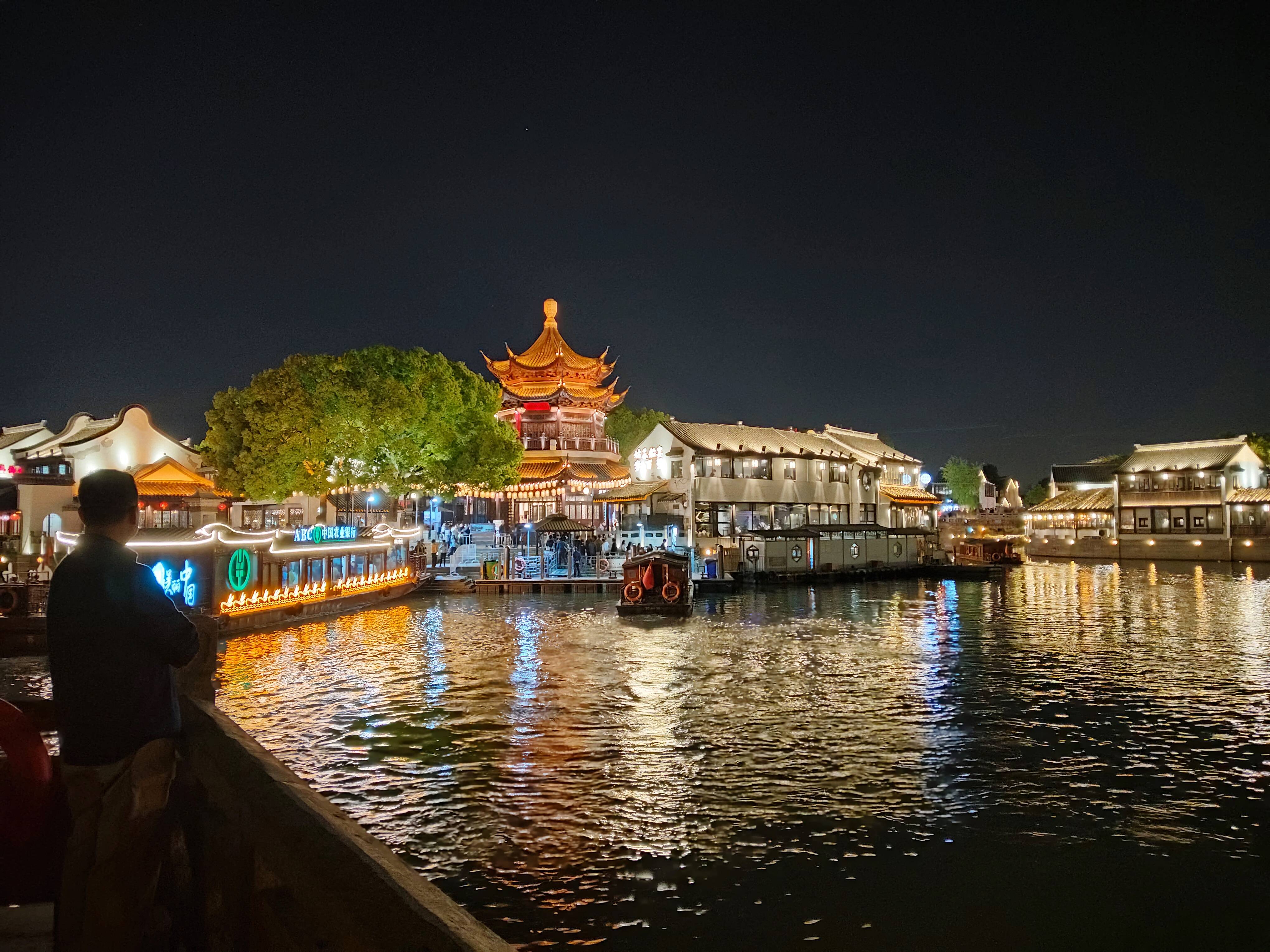 古韵新声:苏州山塘街畔的活力乐章