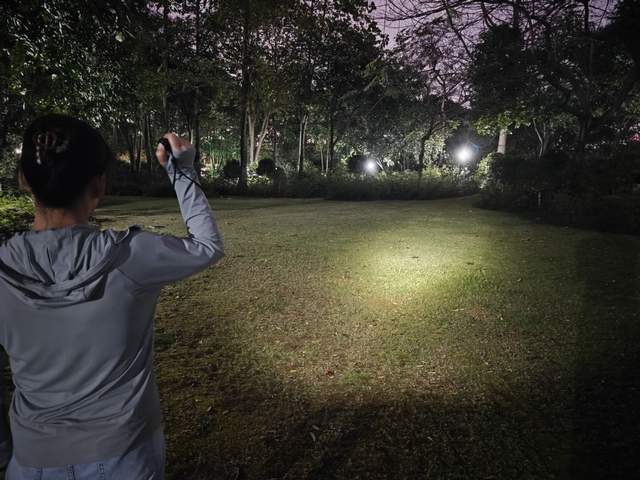 菲尼克斯 TK17 战术手电：暗夜中的光芒利刃