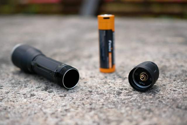 菲尼克斯 TK17 战术手电：暗夜中的光芒利刃