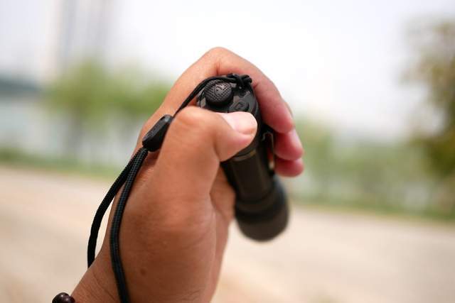 菲尼克斯 TK17 战术手电：暗夜中的光芒利刃