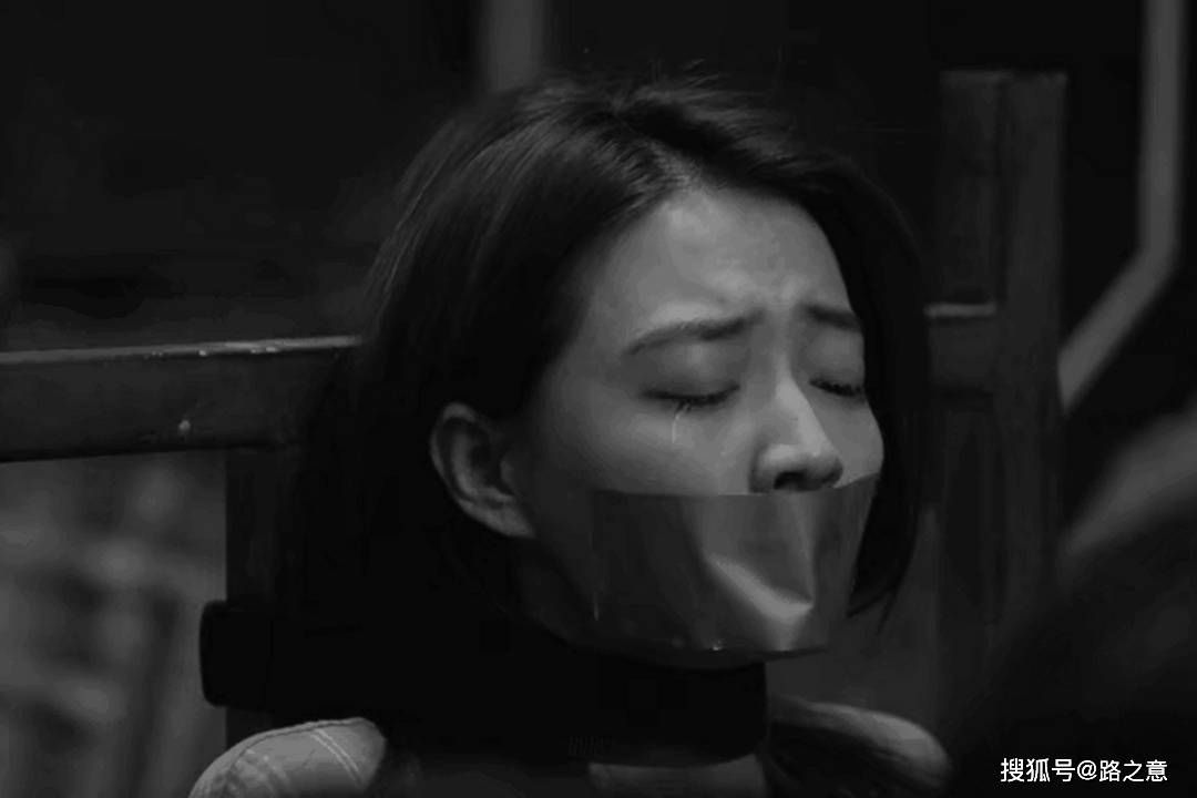 了,他们扯下他的领带,把他绑在卧室里,用透明胶带封住嘴巴以防喊叫
