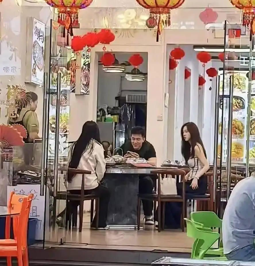 两美女和郭艾伦吃饭！穿低胸装身材妙曼，艾伦笑得很开心将参加综艺