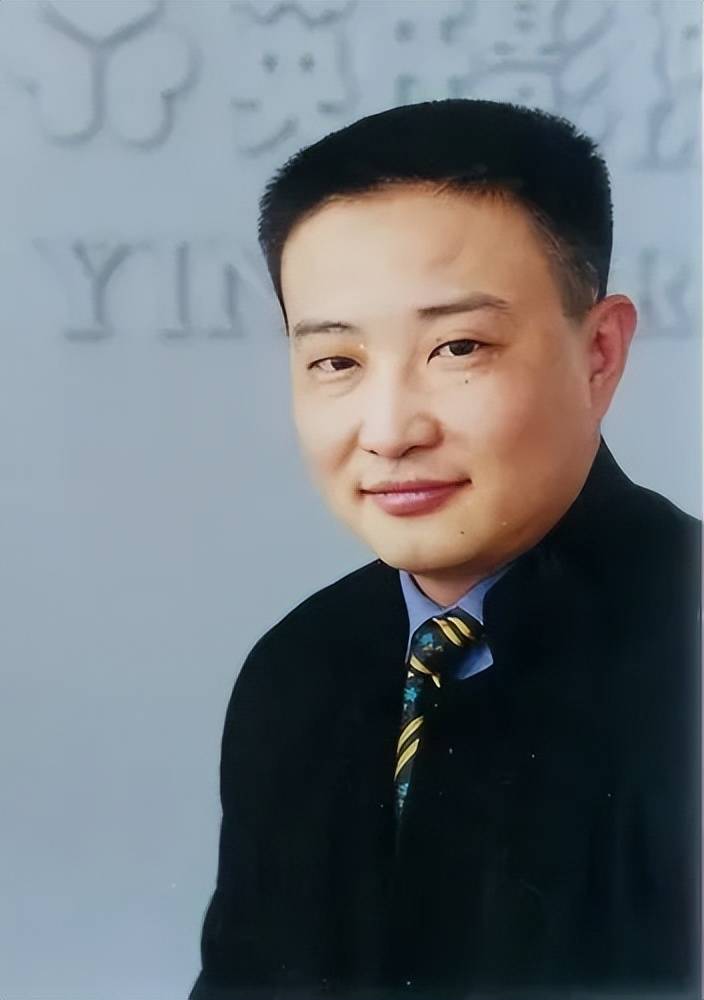 《东北一家人》牛小伟,爆红隐退转导演,戏内戏外美娇妻相伴