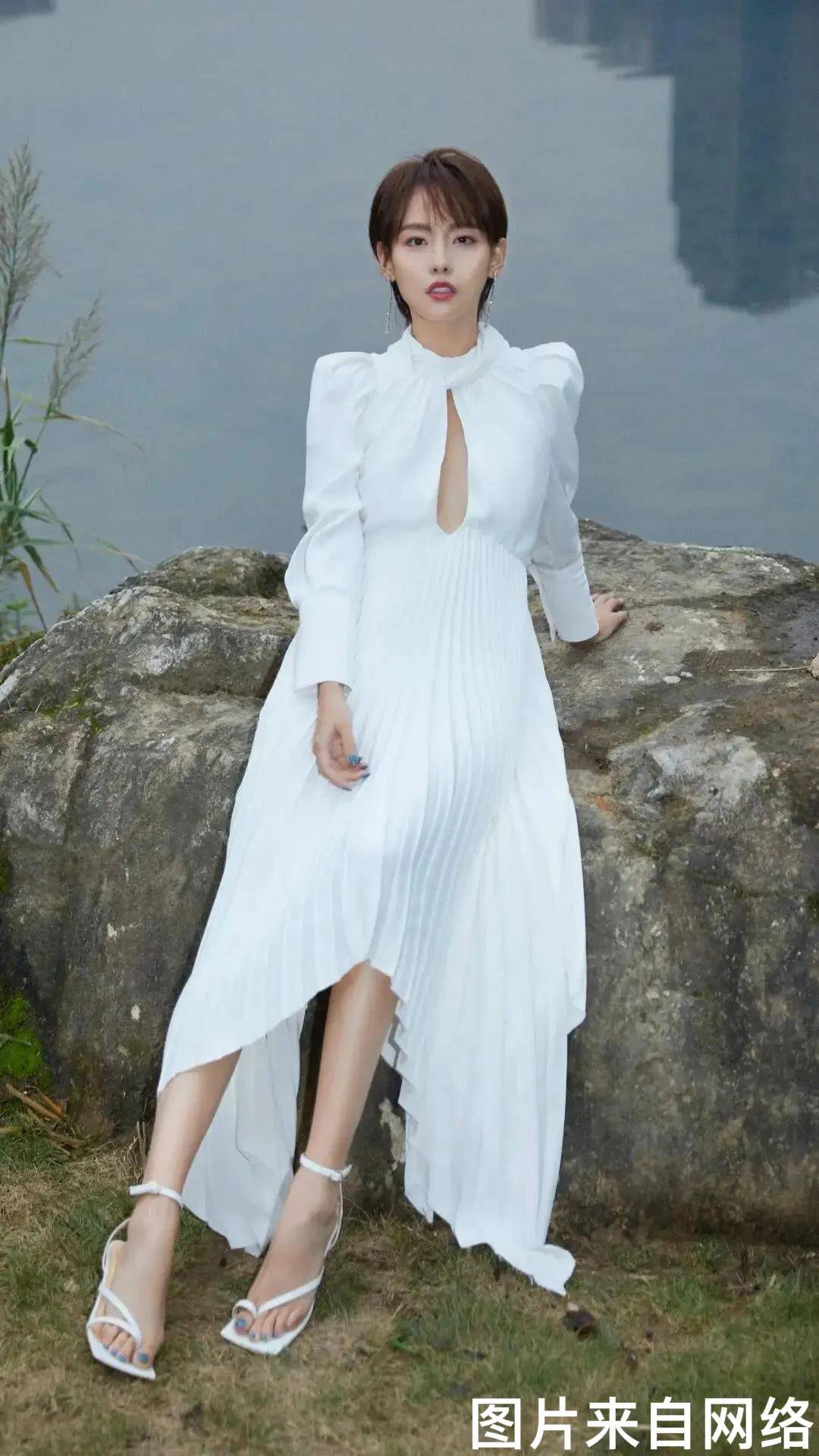 她的故乡在四川遂宁,曾以偶像歌手的身份出道,后来逐渐转型为演员