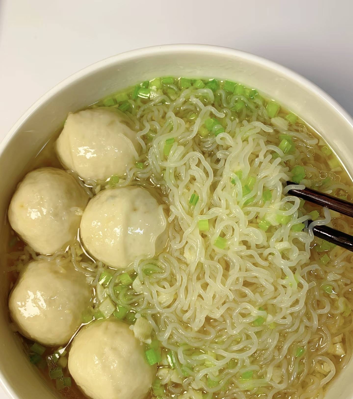 一碗鱼球和面条米饭，