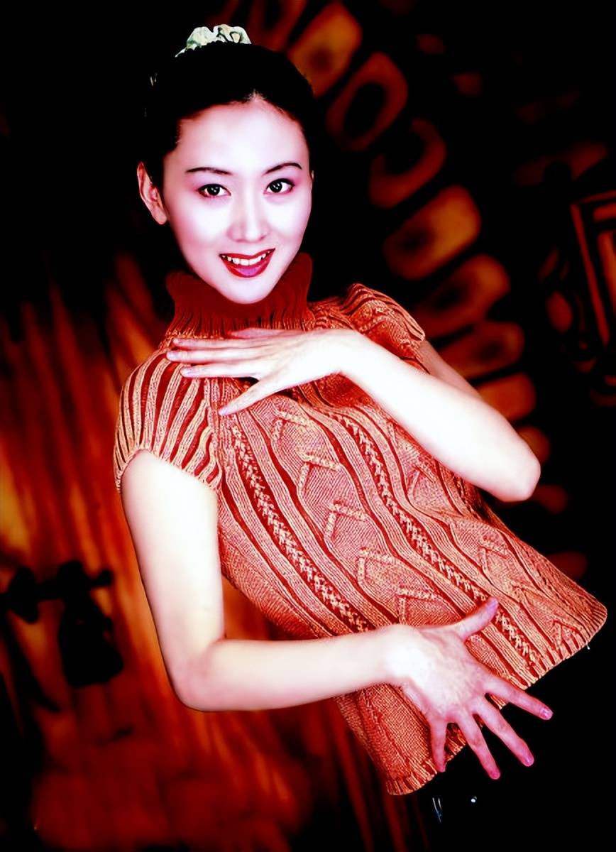 因出演"人体模特"丈夫和她离婚,还遭父母嫌弃,今49岁孤身一人