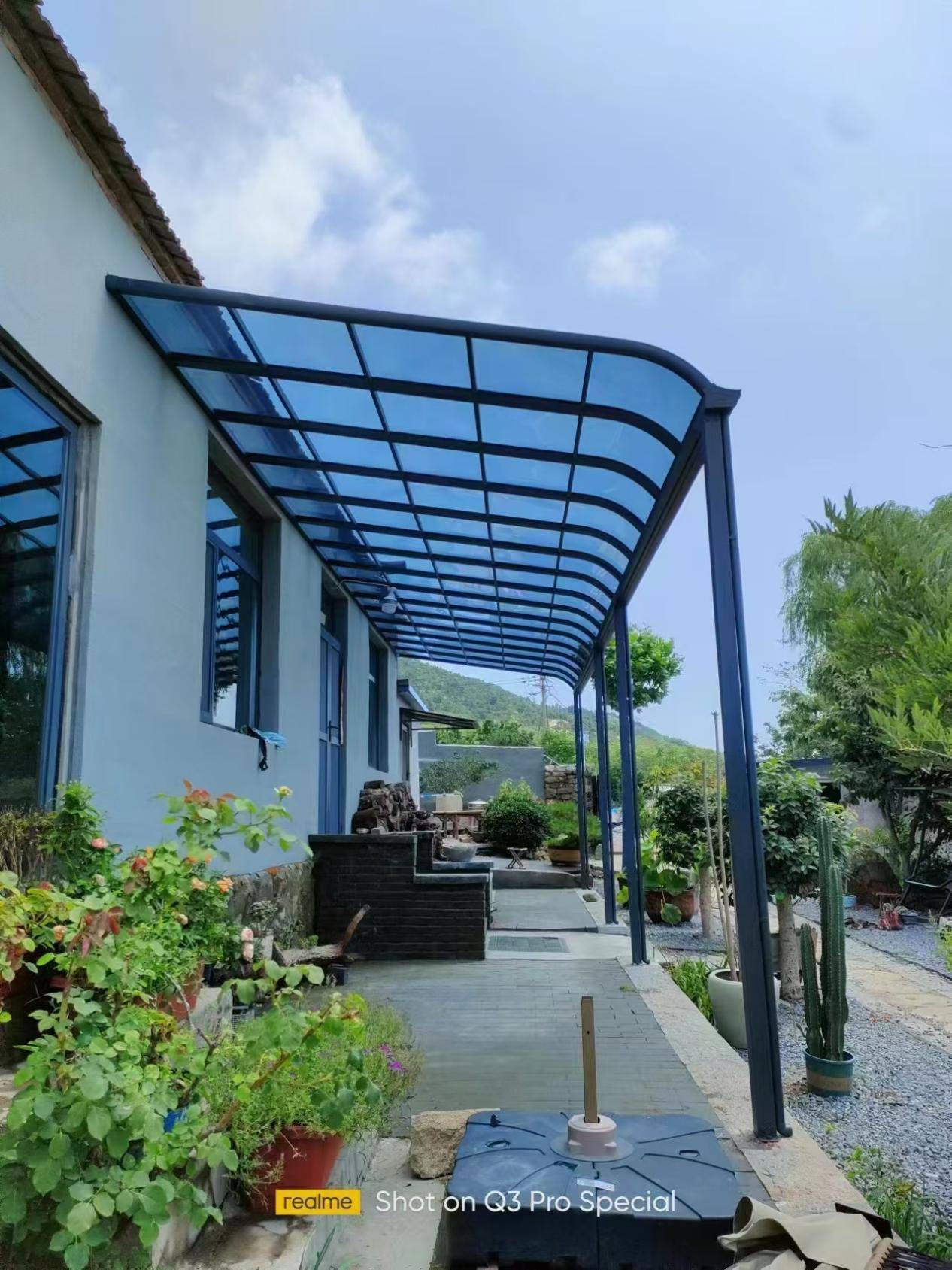 铝合金雨棚:打造现代简约风格的户外休闲区