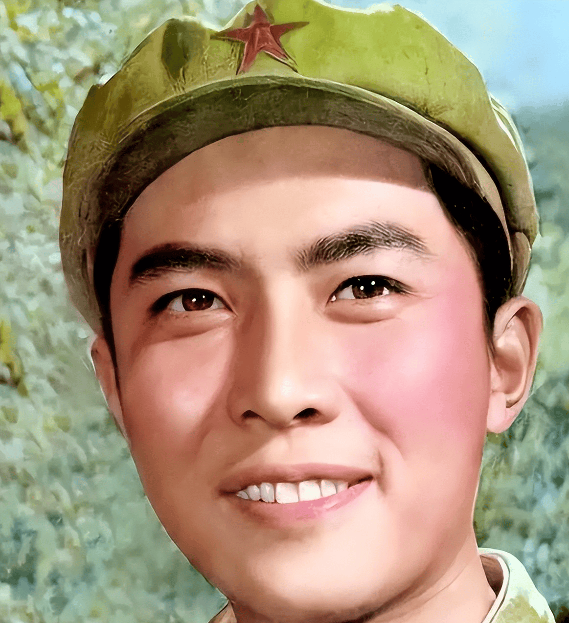 72岁唐国强携妻子游上海!身穿笔挺的中山装,精神矍铄气度不凡