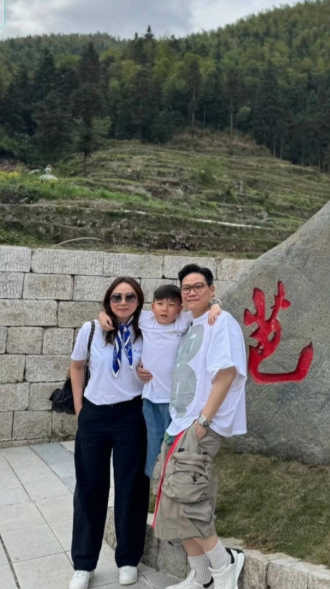 苏永康带妻儿游玩邵阳!儿子帅成小男神,小10岁娇妻和他像同龄人