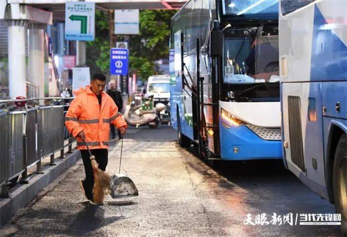 _从清晨大巴到深夜街区，“黔式服务”暖了游客的心_从清晨大巴到深夜街区，“黔式服务”暖了游客的心