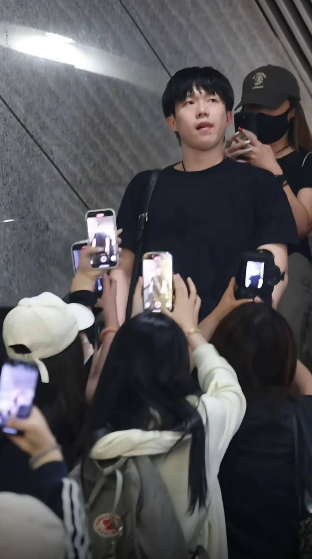 王楚钦被粉丝围得密不透风，刘国梁锐评：体育偶像不是奖牌附属品_搜狐网