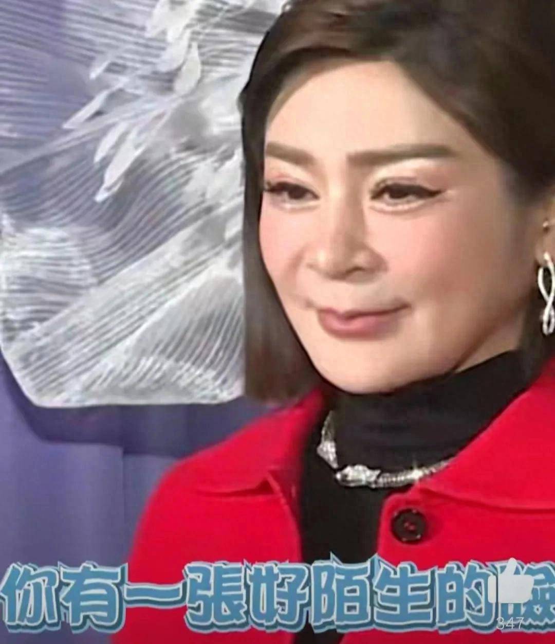 57岁王彩桦现身婚礼,一脸的科技活,被台媒嘲像"三星堆面具"