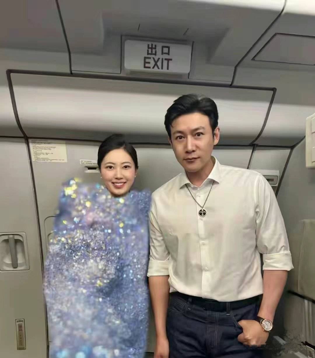 最近一张空姐与演员陆毅的合影引发了网友们的广泛热议